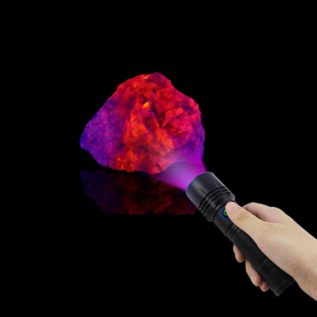 How to use a UV flashlight correctly?