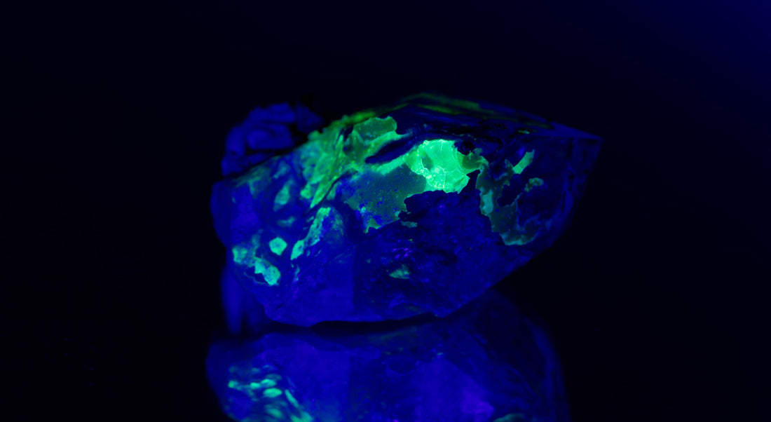 Are UV flashlights allowed on public land for rock hunting?